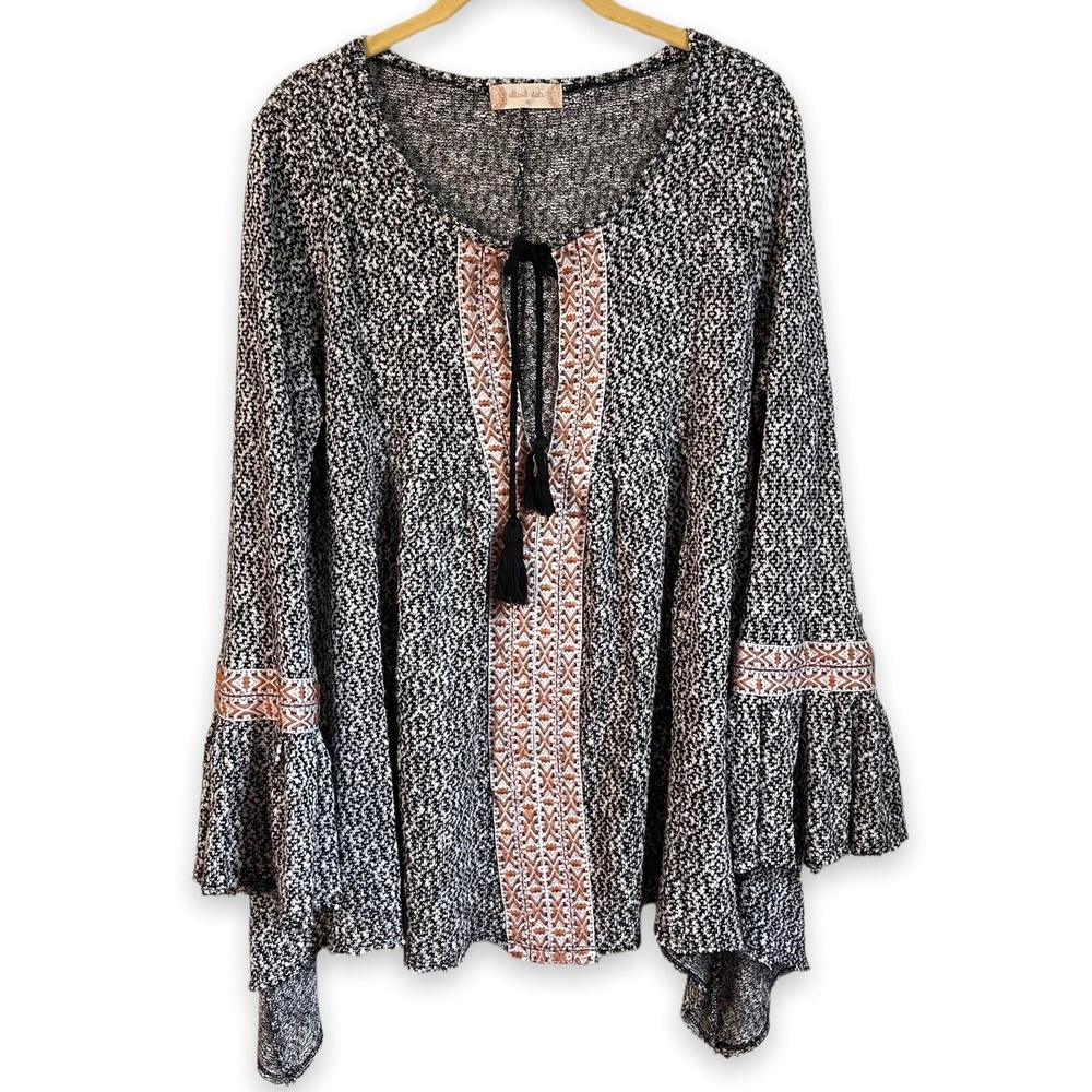 Altar'd State Sz: M Boho Style Blouse Peasant Tunic Shark Hem Black White